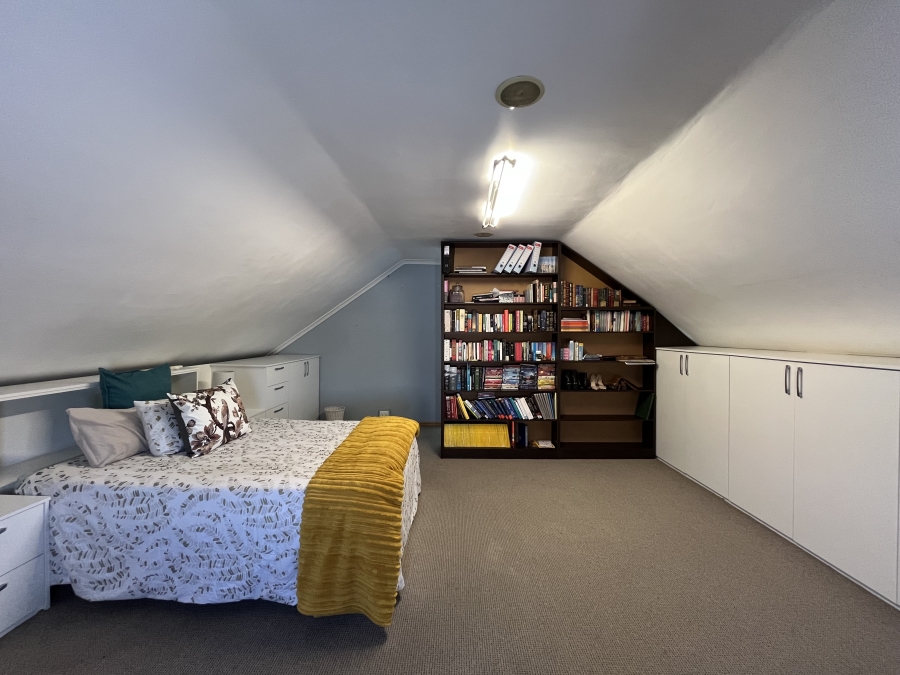 6 Bedroom Property for Sale in Zevendal Western Cape